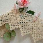 Crochet lace border in ecru cotton - Filet lace with roses - Country house style decoration - 63x15cm